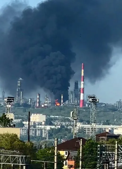 Ночью беспилотники нанесли удары по Сызрани и объектам в Белгородской области: в Сызрани подтверждены два погибших и сообщается о пожарах на промышленных площадках, в Белгородской области есть раненые.