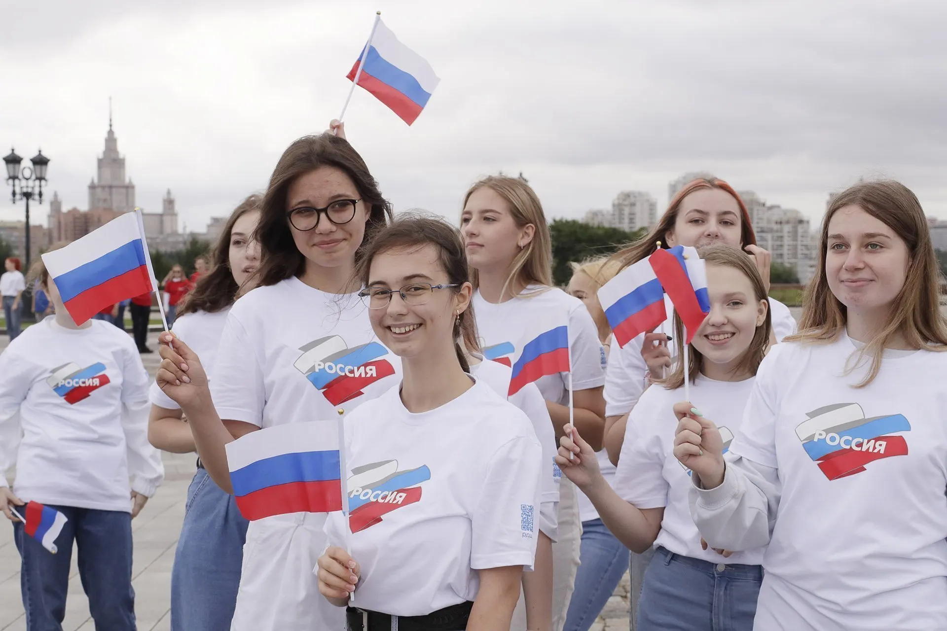 Госпрограммы по патриотическому воспитанию молодежи получают сотни миллиардов рублей на 2025–2030 годы. При этом эксперты сомневаются в адекватности применяемых показателей: многие метрики учитывают «участия» и просмотры, а не реальные изменения убеждений.