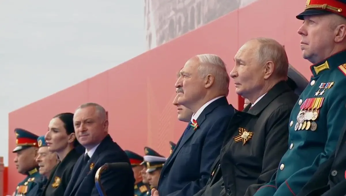 Во время парада президент заявил, что День Победы — священный праздник, подчеркнул решающий вклад советского народа и связал подвиг предков с сегодняшними бойцами «СВО». На трибуне рядом с ветераном впервые разместили участника спецоперации.