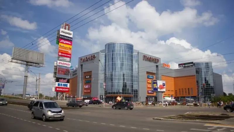 В торговом центре «Пионер» в Барнауле закрыли контактный зоопарк — Россельхознадзор обнаружил отсутствие лицензии и нарушение мер безопасности. Пять лемуров изъяли по решению суда и передали в зоопарки Республики Алтай и Барнаула.