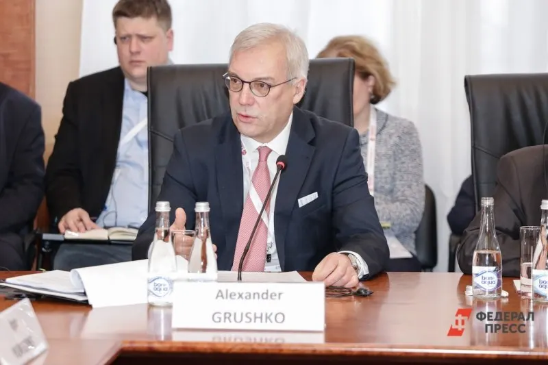 Замминистра иностранных дел Александр Грушко предупредил, что любые попытки НАТО блокировать или применять силу против Калининградской области приведут к серьёзным последствиям; он также отметил рост военной активности в Балтийском море.