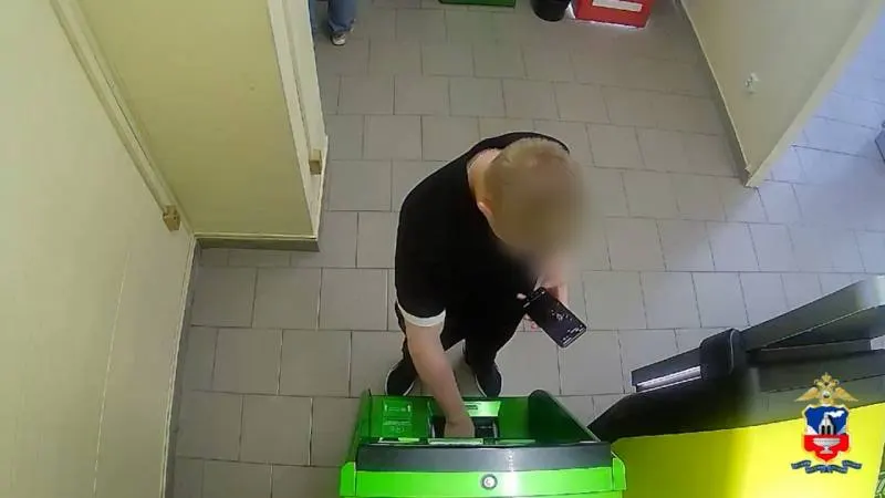 По версии следствия, молодой человек снимал деньги с чужих карт, переводил средства в криптовалюту. При обыске изъяли 18 телефонов и 19 банковских карт; возбуждено уголовное дело.