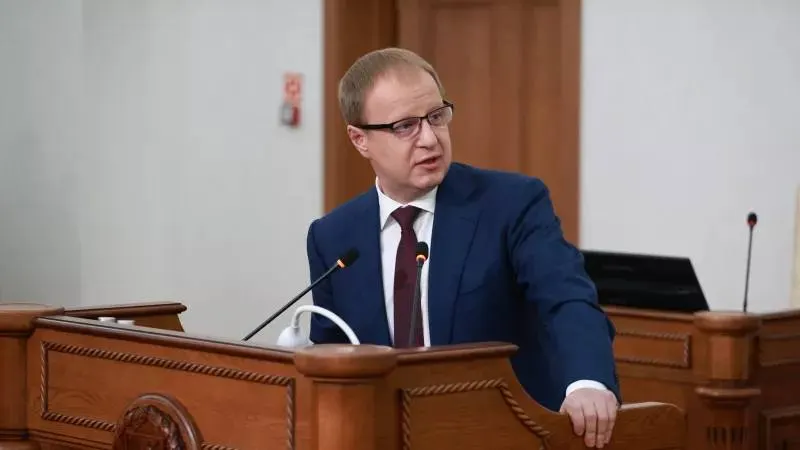 На 52-й сессии губернатор Виктор Томенко доложил о работе правительства: доходы региона и налоговые поступления выросли на 13%, бюджет достиг 239 млрд рублей.
