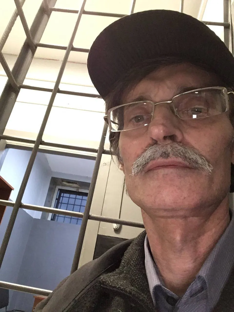 Петрозаводский суд оштрафовал Дмитрия Рыбакова по статье о демонстрации экстремистской символики за три поста 2020 года, которых нет на его странице; коллеги считают, что решение лишит его права участвовать в осенних выборах.