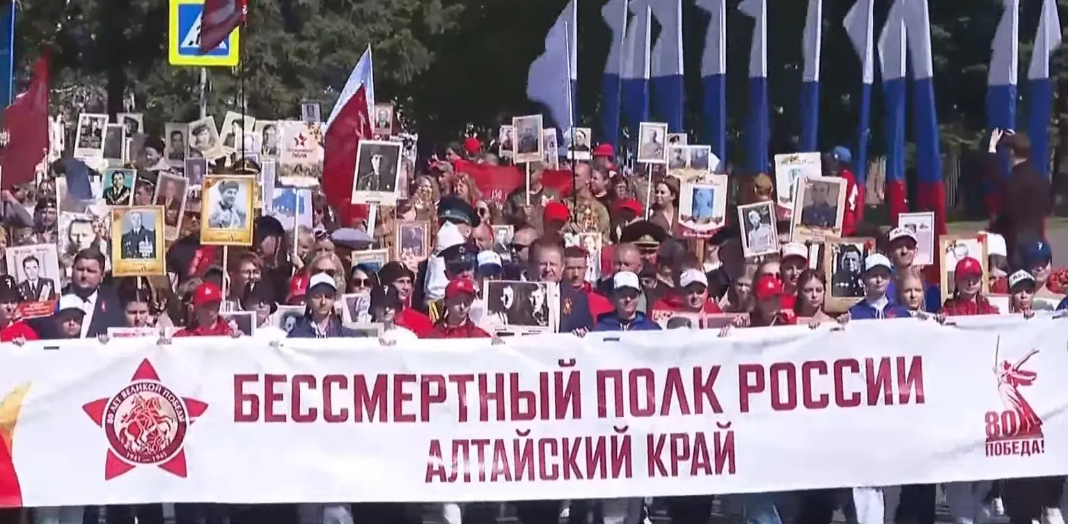 Участники начали собираться на проспекте Ленина. Формирование трёх колонн идёт на нечетной стороне проспекта и на улице Молодёжной. Шествие стартует около 10:40.