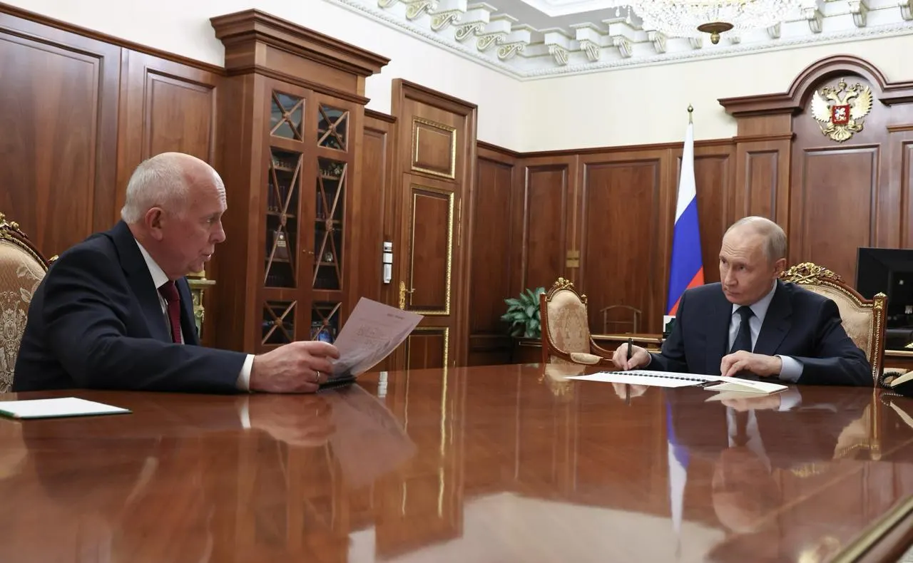 Глава Ростеха сообщил президенту о задержках в производстве МС‑21 и «Суперджет‑100»: серийный запуск ожидается лишь в следующем году, а ранее заявленные планы по объёмам и срокам сдвигаются.