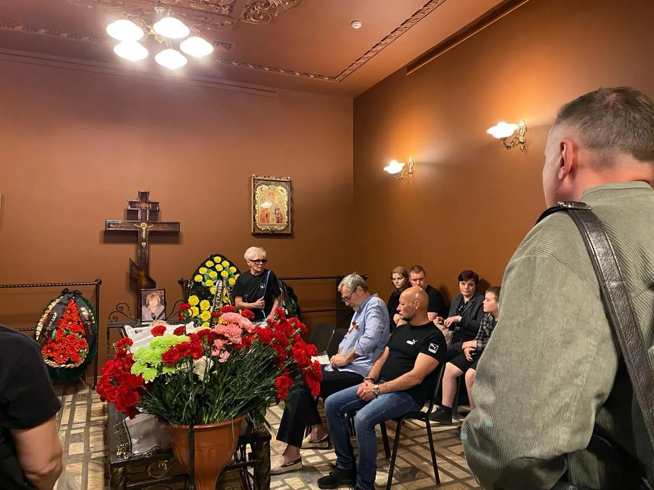 В Барнауле прошла церемония прощания и похороны Юрия Жучкова. Родные и поклонники вспоминали музыканта как «рокера, немного хулигана, но в душе ребёнка».