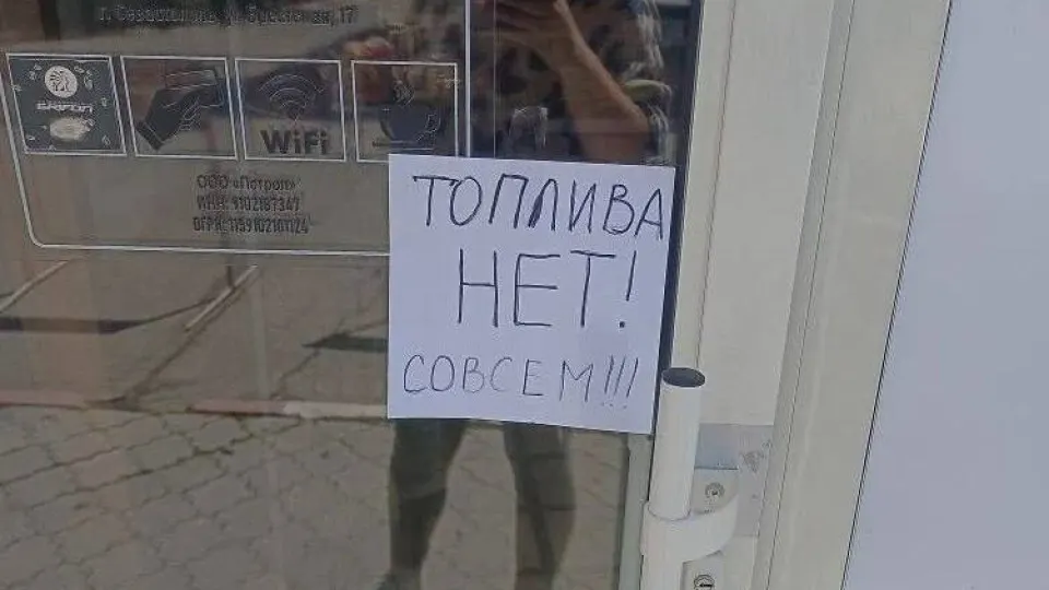 Власти Крыма объявили, что с 31 мая бензин АИ‑95 будет отпускаться по талонам с приоритетом для коммунального и социального транспорта. На АИ‑92 введён лимит — не более 20 литров на одно транспортное средство. Ограничения связаны с перебоями поставок после ударов по объектам топливной инфраструктуры и нарушений логистики.