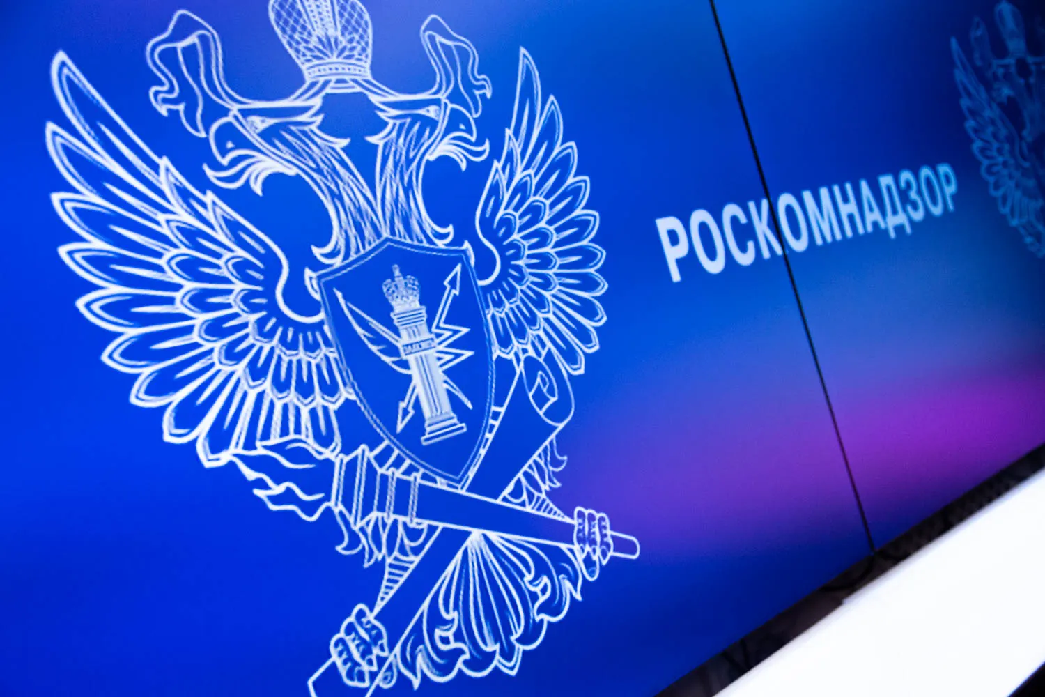С декабря 2025 года в суды поступили как минимум восемь административных протоколов по статье 13.11 КоАП — компании обвиняют в сборе и хранении персональных данных российских граждан на серверах за пределами страны; против ряда издателей уже вынесены штрафы.