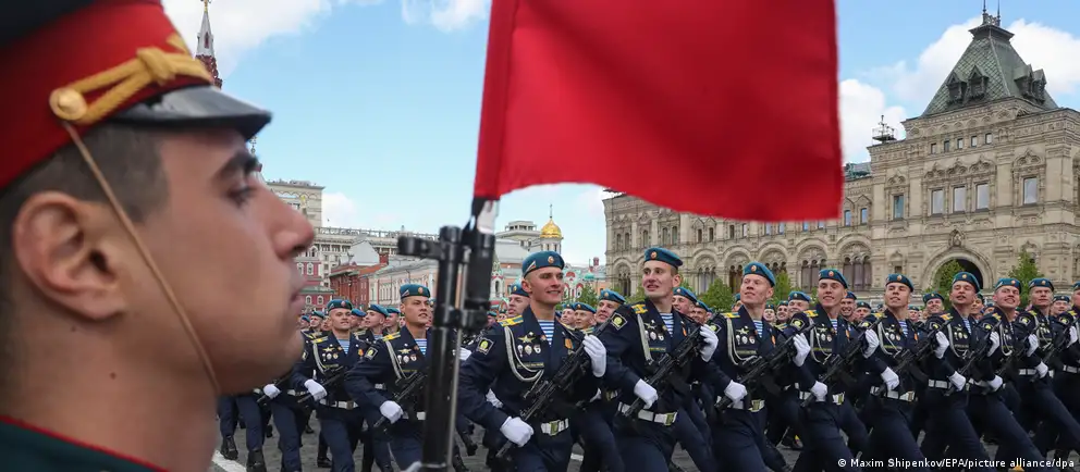 В 2026 году ряд городов отменил или сократил парадные мероприятия 9 мая: в Москве и других местах техника не будет задействована. Эксперты объясняют решение соображениями безопасности и ограничениями, связанными с ресурсами на фронте, а власти стремятся сохранить образ «нормальности».