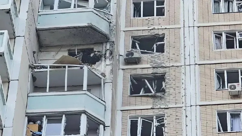 За ночь и утро по столице и ряду регионов нанесли массовые атаки беспилотников: есть погибшие и пострадавшие. Минобороны заявило о сотнях сбитых БПЛА на различных направлениях.