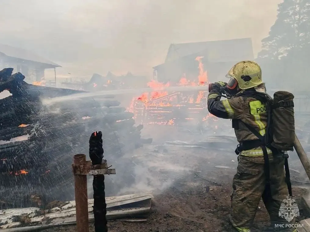 В садоводстве «Лесное» в Барнауле загорелись четыре деревянных дома и другие постройки на площади около 300 кв. м. Пожар локализован, работы по ликвидации последствий продолжаются.