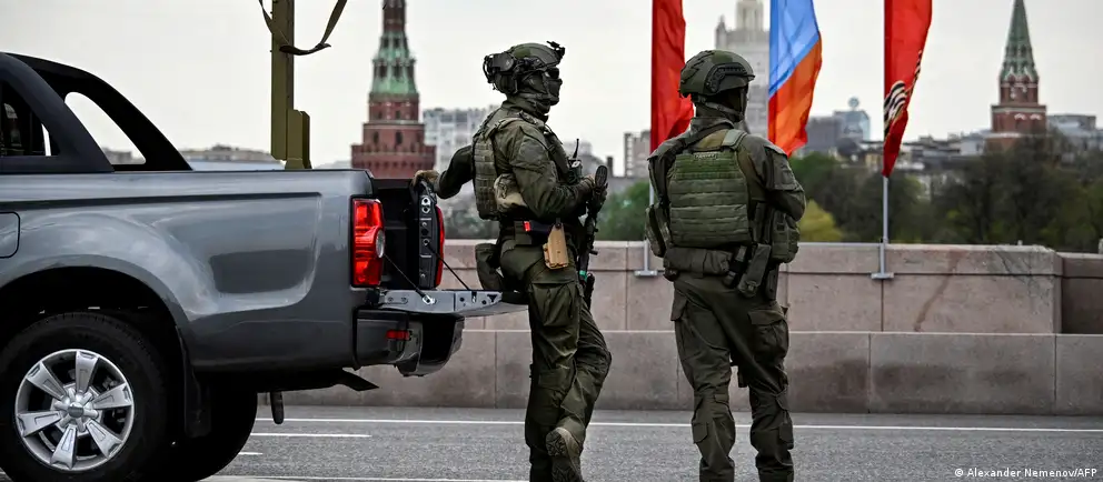 Властями были отозваны приглашения иностранным корреспондентам на парад на Красной площади. Празднования пройдут в сокращённом формате — без военной техники и с ограниченным количеством гостей — решение объясняют «оперативной обстановкой» и угрозами.