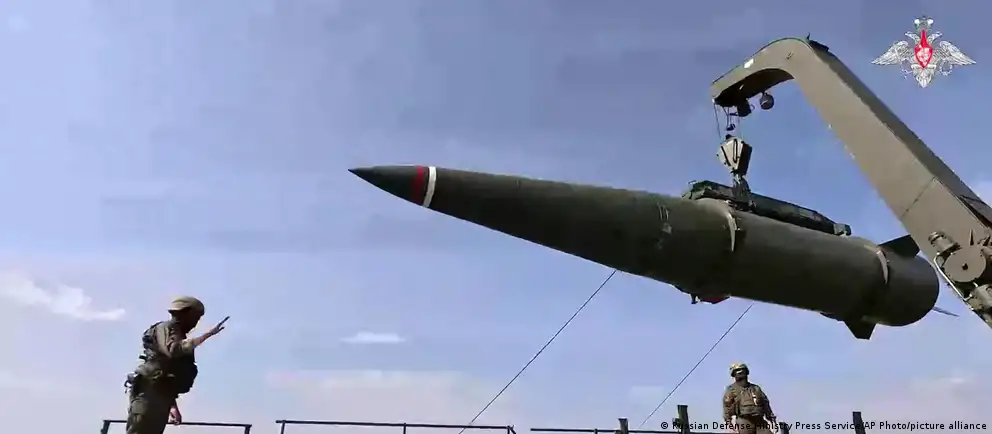 Министерство обороны объявило о манёврах, в которых задействованы почти 65 тысяч военнослужащих, более 200 пусковых установок и восемь стратегических ракетных подлодок; отдельно отрабатывается сценарий применения ядерного оружия, размещённого в Беларуси.