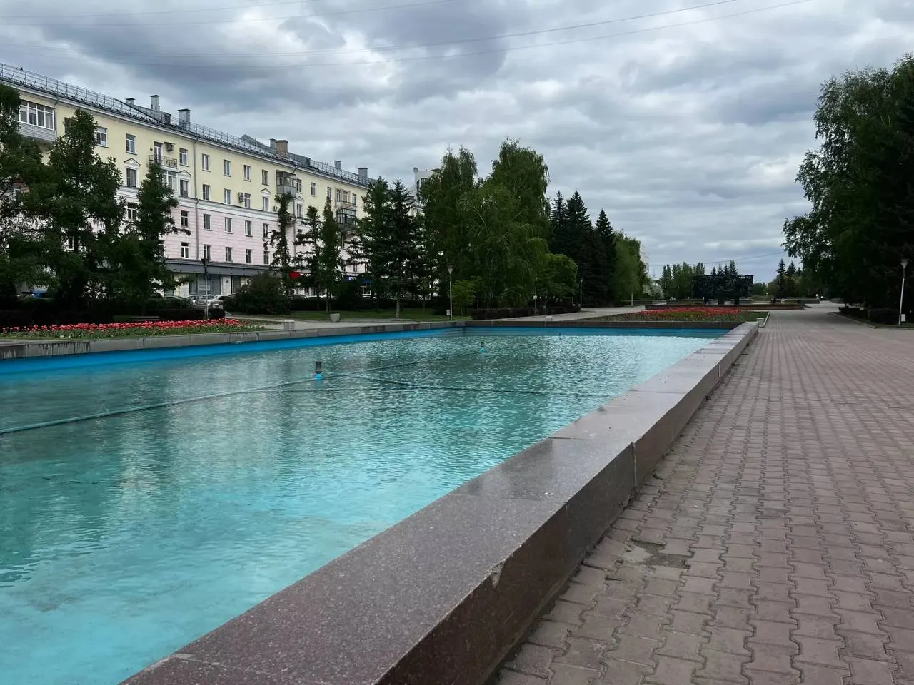 Семь фонтанов уже расконсервировали: у театра драмы, на Обском бульваре, возле ТЦ «Россия», на аллее Победы и в Центральном парке. До 1 июня в городе планируют включить 14 фонтанов; при холодной погоде их будут временно отключать.