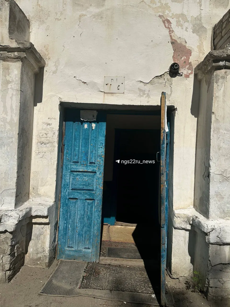 В одном из домов Барнаула стены подъезда от пола до потолка покрыты композициями из пустых сигаретных пачек. Декор начали создавать в 1970‑е годы — ему около 50 лет; сам дом признан аварийным, а автор оформления в нём больше не живёт.