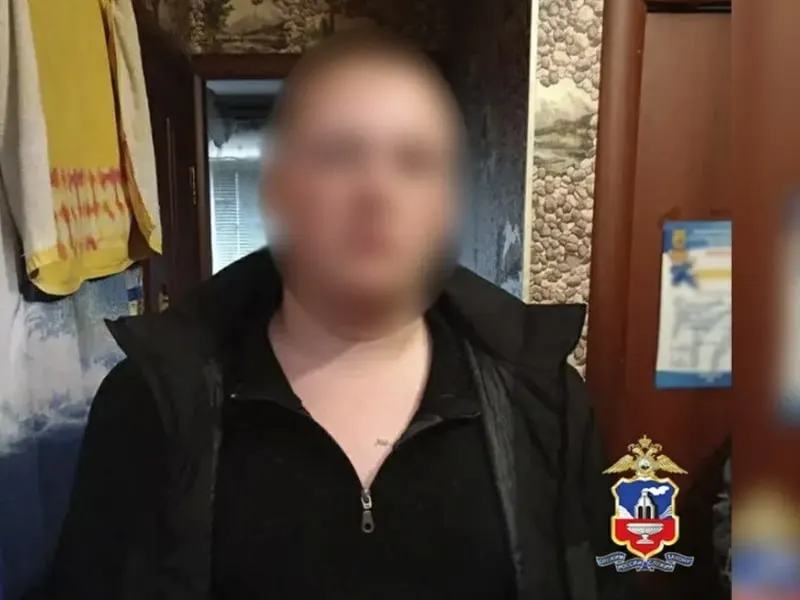 В Барнауле задержан 18‑летний курьер из Новосибирской области: следствие считает, что он забирал деньги у пенсионеров и передавал их мошенникам. По версии полиции, у четырёх потерпевших похищено около 10 млн рублей, возбуждено дело по статье 159 УК РФ.