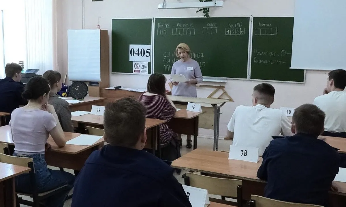 В новых методических рекомендациях ведомства указано, что организаторы и сотрудники охраны не должны прикасаться к экзаменуемым и их вещам; при срабатывании металлоискателя допустимо лишь вежливая просьба добровольно показать или сдать предмет.