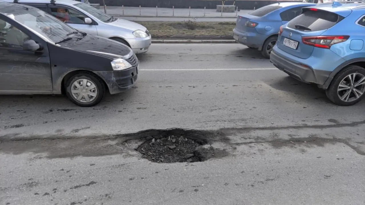 Суд признал, что повреждение автобуса произошло из‑за ямы на дороге в Барнауле; перевозчику выплатят средства на ремонт — 403 тысячи рублей.