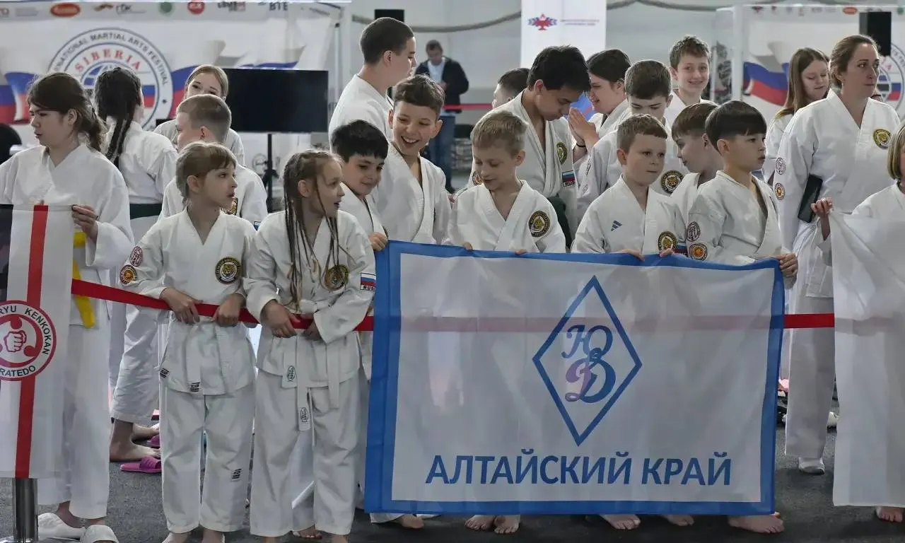 С 22 по 24 мая в спортивном комплексе «Темп» проходит масштабный фестиваль единоборств и олимпиада «Сибирь — Азия» — более 4 тысяч спортсменов из 30 регионов России и стран СНГ соревнуются в 16 видах боевых искусств.