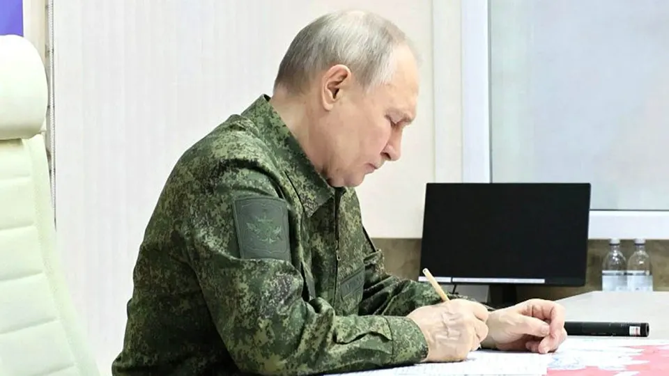 Разведки и политики в Европе пересматривают оценки: на фоне затянувшейся войны в Украине, потерь войск и новых законодательных полномочий у Кремля вырос риск провокаций против стран Балтии. Эксперты называют вероятными удары дронами и ракетами и предупреждают о намерении расшатать единство НАТО.