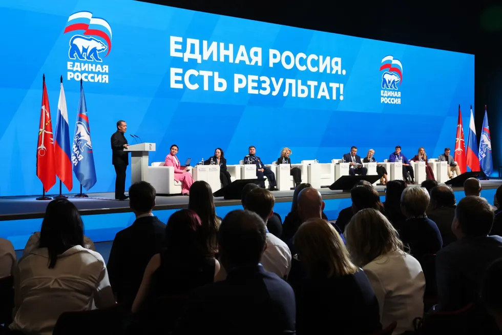 Администрация президента рекомендовала государственным и лояльным СМИ избегать слова «запрет» в заголовках и смягчать риторику, заменяя его на «ограничения» или «штрафы», а также подчёркивать позитивные инициативы «Единой России». Решение связано с желанием снизить негативный фон перед выборами.