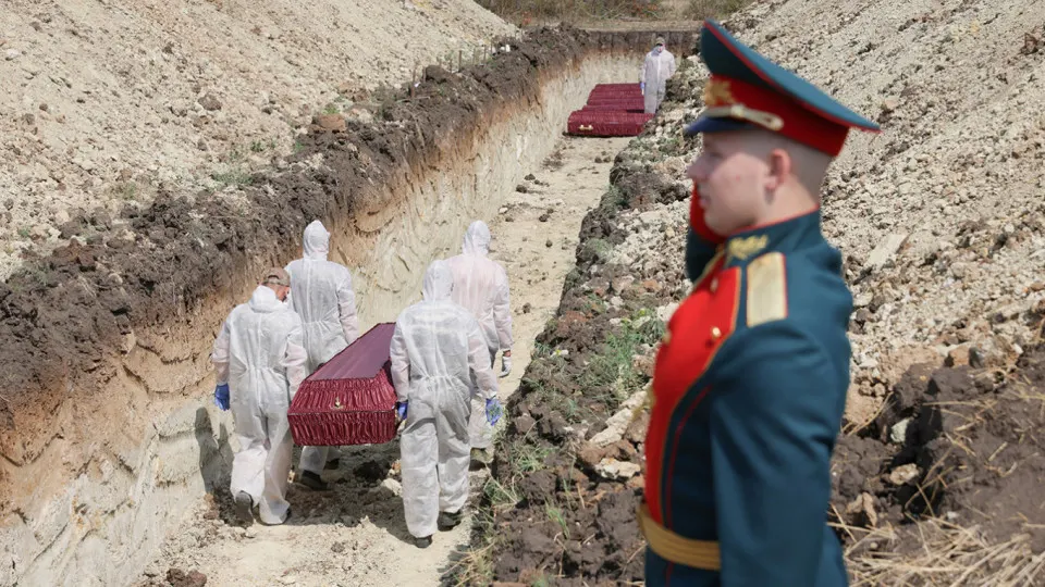Анализ поимённых списков, реестра наследственных дел и судебной статистики показывает, что к концу 2025 года число погибших российских военных составляет как минимум 352 тыс. человек. В расчёт включены как регистрации в ЗАГС, так и судебно признанные погибшими и пропавшими без вести.