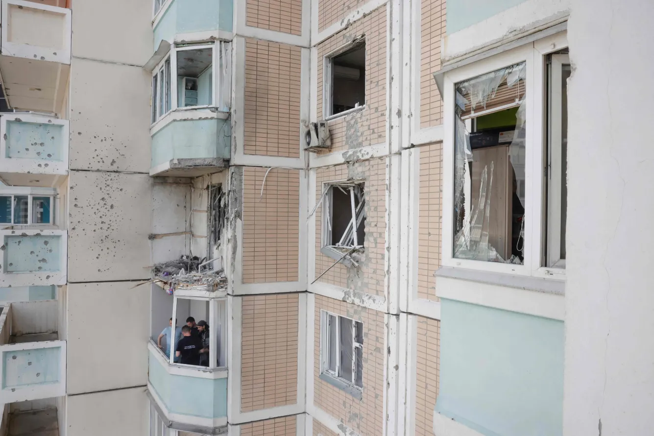 Жители Москвы, Подмосковья, Перми, Ростова и других регионов рассказывают, как регулярные атаки беспилотников влияют на повседневность, страхи и отношение к войне.