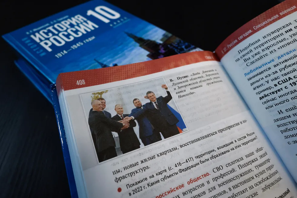 Новая линейка учебников для 6–9 классов систематически подгоняет факты под государственную идеологию: спорные эпизоды смягчаются или замалчиваются, современные проекты вплетаются в древность, а сложные события сводятся к простым противопоставлениям.
