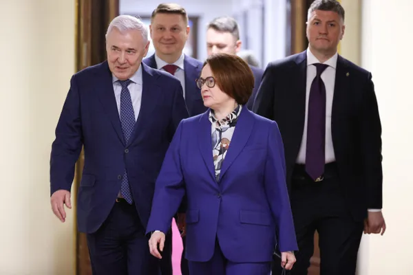 Чиновники и банкиры обсуждают три кандидатуры на смену главы Центробанка; окончательное решение остаётся за президентом, а срок Набиуллиной истекает 24 июня 2027 года.