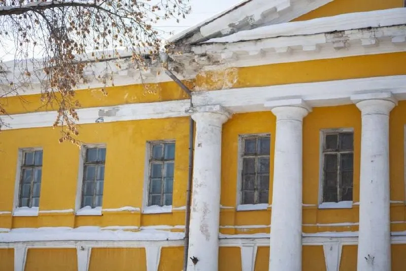 Александр Бастрыкин поручил провести проверку федерального памятника 1845 года на Демидовской площади: фасад осыпается, внутренние перекрытия в аварийном состоянии, доступ в здание остаётся открытым.