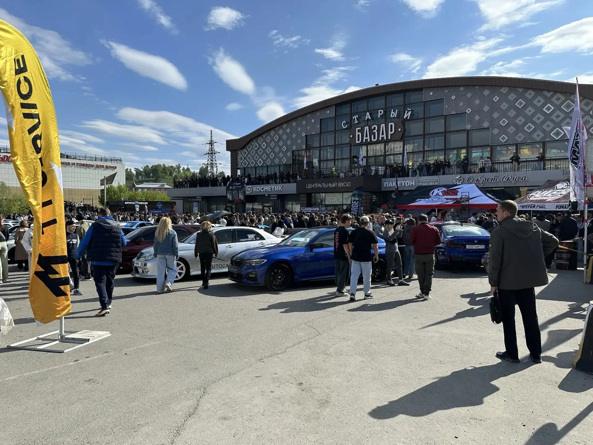 На парковке у Старого Базара прошёл один из крупнейших автомобильных слётов года: гонщики, любители и десятки машин собрались на открытом мероприятии.