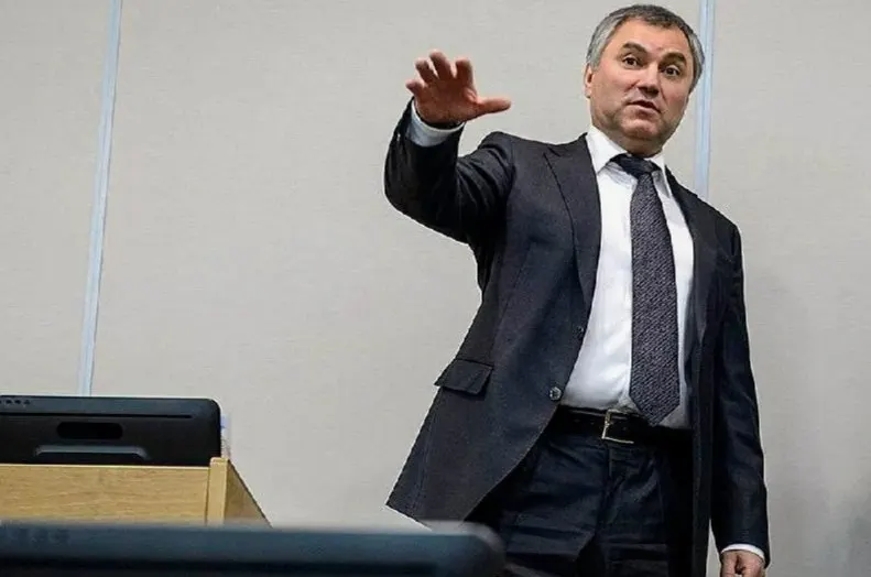 После инцидента во время выступления спикера Вячеслава Володина парламентариям распорядились сдавать телефоны перед входом в зал. Как будет воплощено распоряжение с учётом депутатской неприкосновенности — пока неясно.