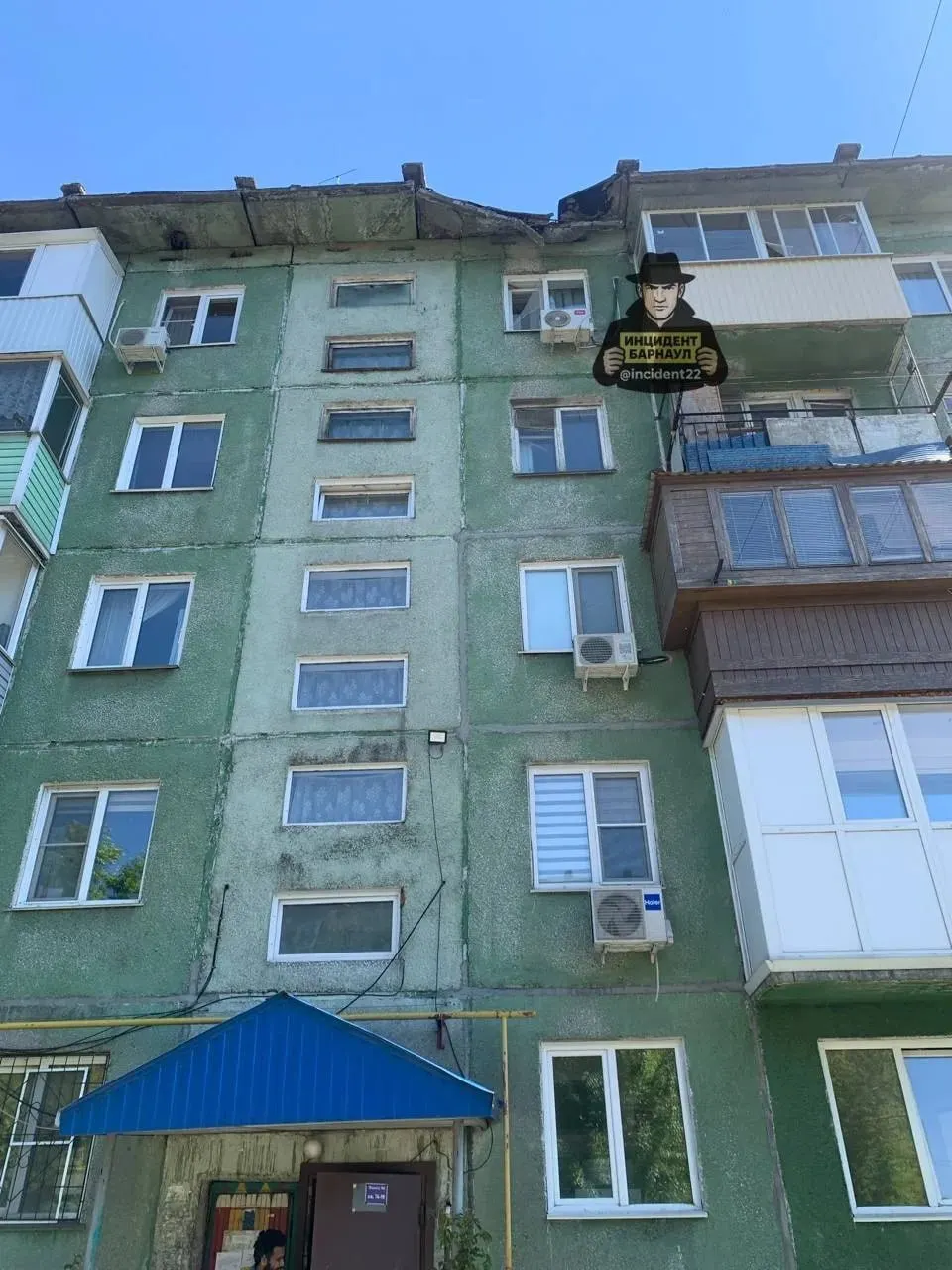 В&nbsp;Барнауле на&nbsp;Интернациональной обрушилась часть кровли многоквартирного дома