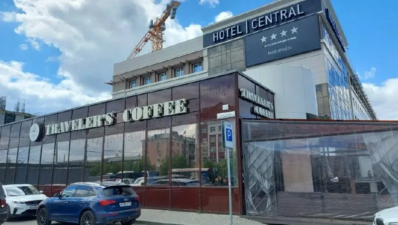 Кофейня Traveler’s Coffee по адресу пр. Ленина, 57Б прекратила работу. Временное здание собираются снести до 2028 года, на участке обустроят сквер и летние кафе рядом с новым зданием ЦУМа.