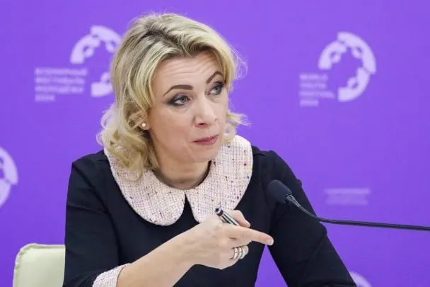 Представитель МИД заявила, что сотрудники Госдепа уведомляют российских дипломатов о том, что их дети, рожденные в США, автоматически признаны гражданами США, хотя семьи не подавали соответствующих заявлений; по её словам, практика действует с 2023 года.