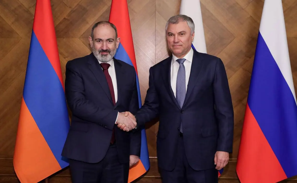 Председатель Госдумы заявил, что армянское руководство использует экономические преимущества от сотрудничества с Россией, одновременно сближаясь с европейскими структурами; в качестве примеров привёл признание юрисдикции МУС и шаги к возможному вступлению в ЕС. После заявлений премьера российские контролирующие органы ограничили продажу крупной партии армянской минеральной воды.