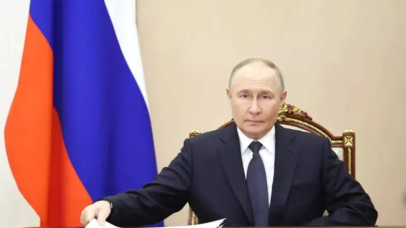 В Барнауле, Косихинском районе и ЗАТО Сибирский отметили педагогов и работника предприятия: медаль, почётное звание и благодарности президента.