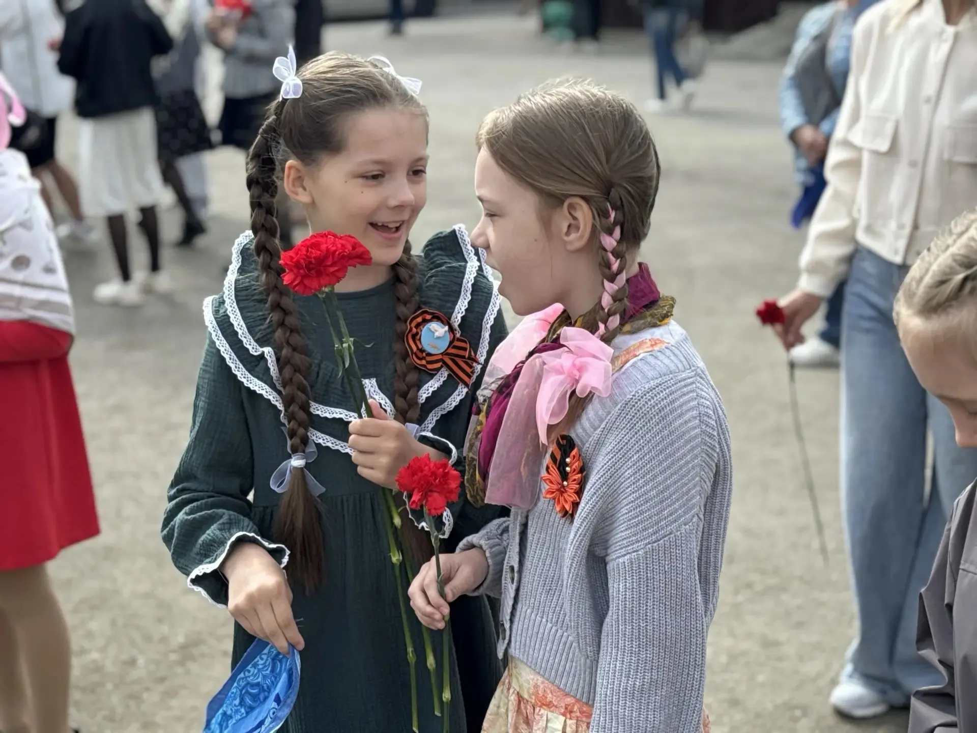 По маршруту №1 по городу ездит украшенный трамвай №3160 с участием активистов школьного музея; он будет работать до 12:00.