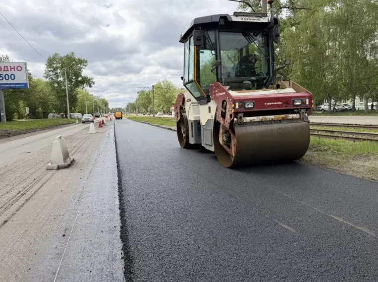 На участке сняли старый асфальт, уложили выравнивающий слой, отрегулировали ливнёвки и частично заменили бордюры; работы планируют завершить к 15 сентября 2026 года.