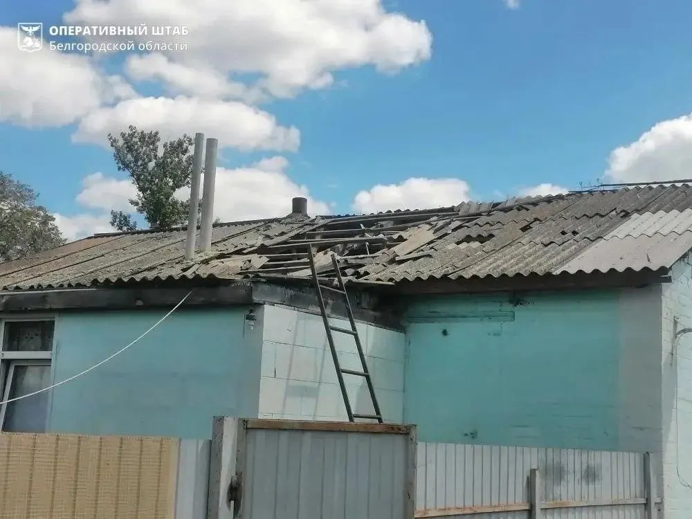 Ночью по трём регионам нанесли удары беспилотников — в результате загорелись железнодорожный состав и дома, проводится эвакуация. Подробности инцидента уточняются.