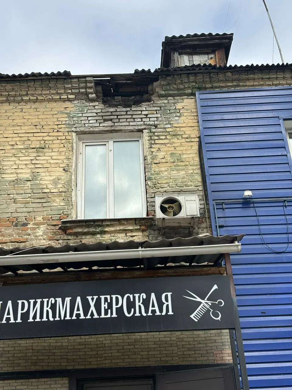 Жители адресов на Эмилии Алексеевой и Северо-Западной сообщили об осыпающихся фасадах: выпадают кирпичи и облезает штукатурка. Активисты потребовали от управляющих компаний срочно восстановить фасады и обезопасить улицы.