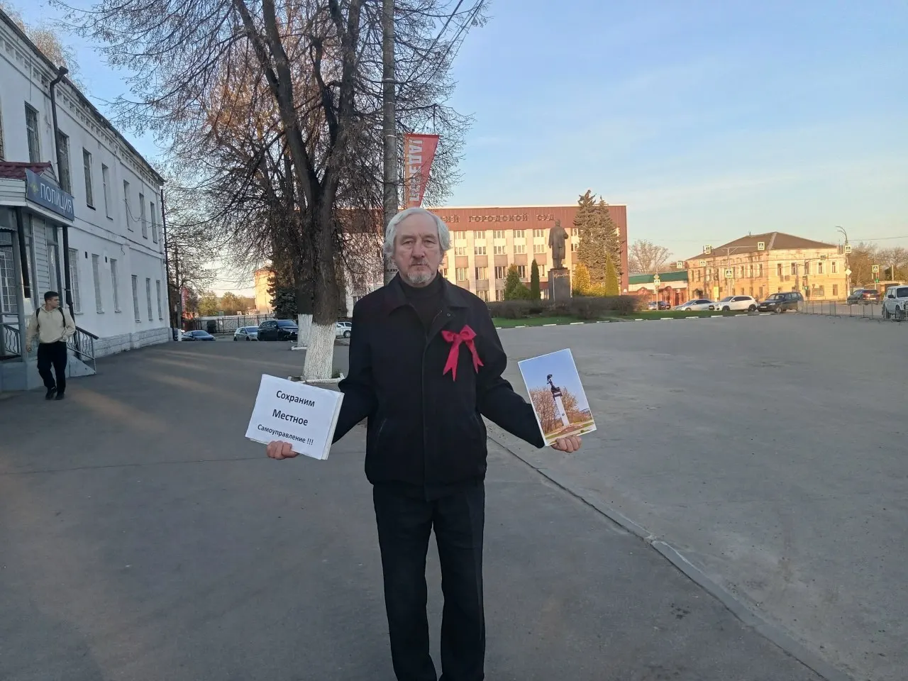 Суд в Александрове признал Юрия Саенко виновным по ч. 2 ст. 20.2 КоАП за одиночный пикет 1 мая; размер административного наказания не сообщается.