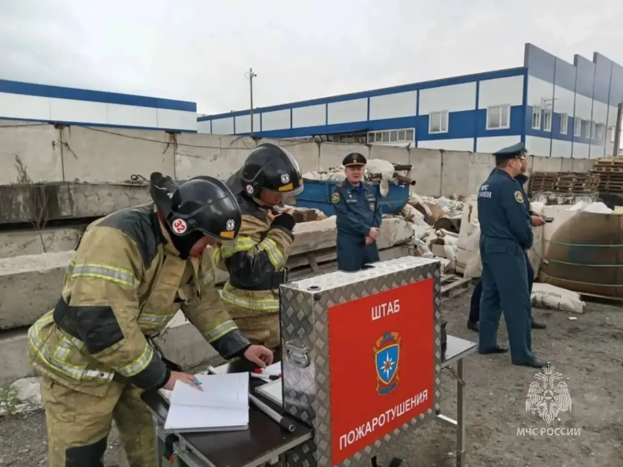 В Барнауле на проспекте Калинина загорелось производственное здание — огонь охватил около 700 кв. м. Эвакуированы 12 человек, по предварительным данным пострадавших нет.