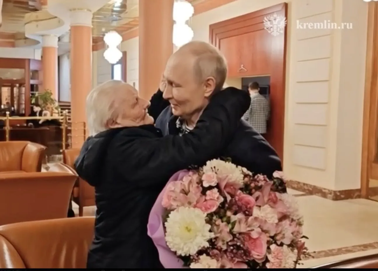 Президент России встретился со своей первой учительницей: во время встречи он обнял её и поцеловал, не сдерживая эмоций.
