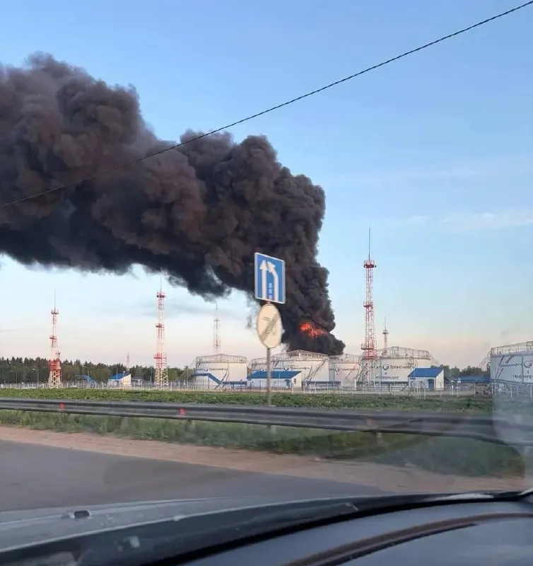 Ночью и утром беспилотники нанесли удары по Московскому НПЗ в Капотне, нефтеналивной станции в районе Солнечногорска и технопарку в Зеленограде. По предварительным данным — не менее 3 погибших и около 12 раненных; зафиксированы повреждения жилых домов и пожар в Шереметьево.