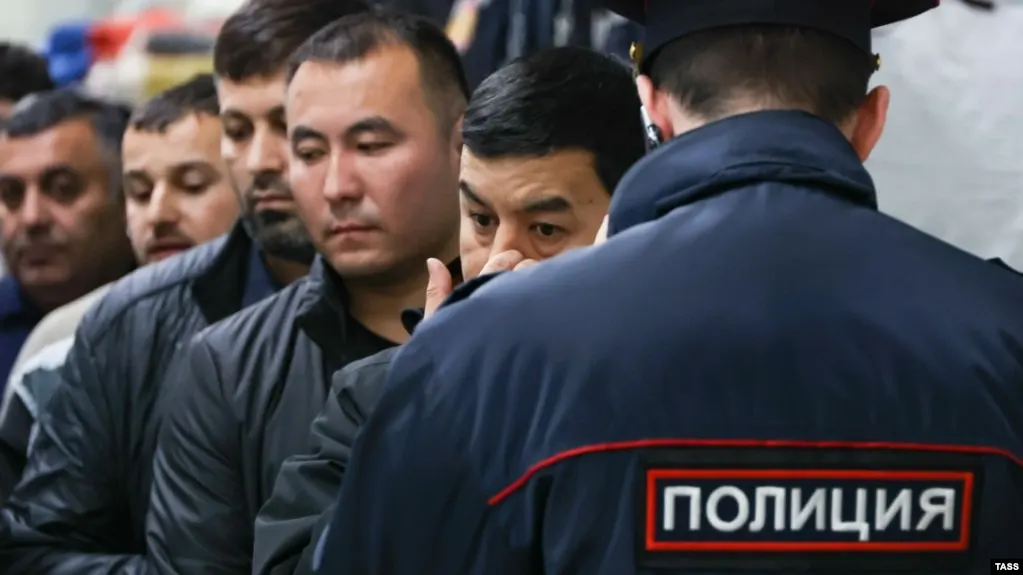Проект расширяет перечень нарушений, за которые иностранцев и лиц без гражданства будут выдворять из России — список может вырасти до 58 статей и включить участие в несанкционированных митингах, «дискредитацию» ВС, призывы к санкциям и мелкое хулиганство.