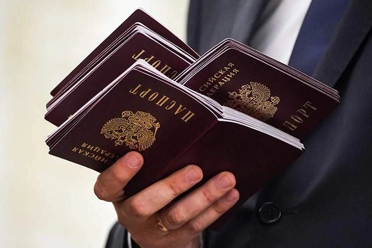 Фракция «Единая Россия» планирует внести поправки, которые позволят выдавать разрешения на проживание и гражданство иностранцам, осужденным за поддержку политики РФ или участие в СВО в других государствах.