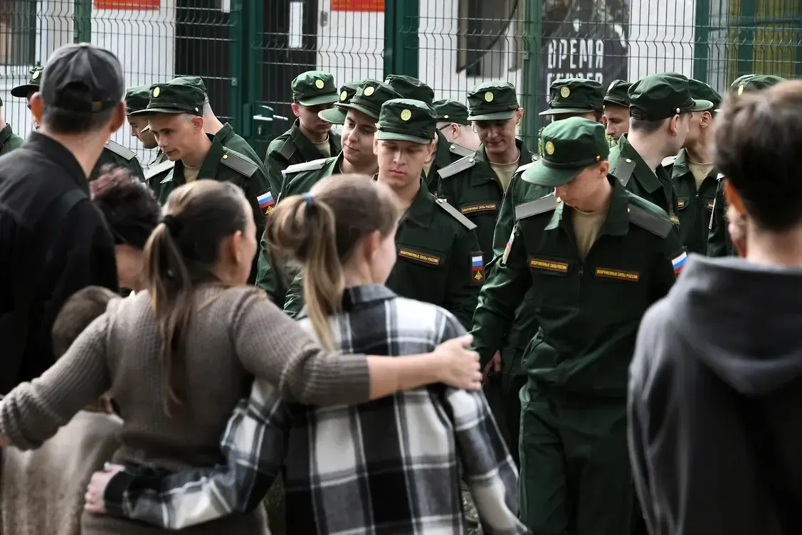 Группа женщин оспаривает поправки к федеральному закону, которые лишают выплат и льгот тех, кто не имел общего несовершеннолетнего ребёнка с погибшим; первый иск уже поступил в Верховный суд.