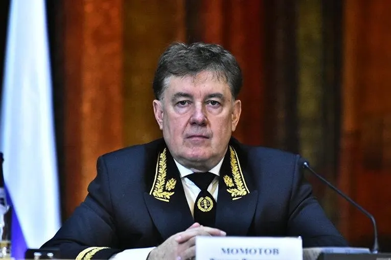 Высшая квалификационная коллегия судей единогласно лишила Виктора Момотова статуса судьи в отставке. Ему вменяют нарушения антикоррупционного законодательства и связали с бизнес‑активами на миллиарды рублей; теперь против него возможны уголовные меры.